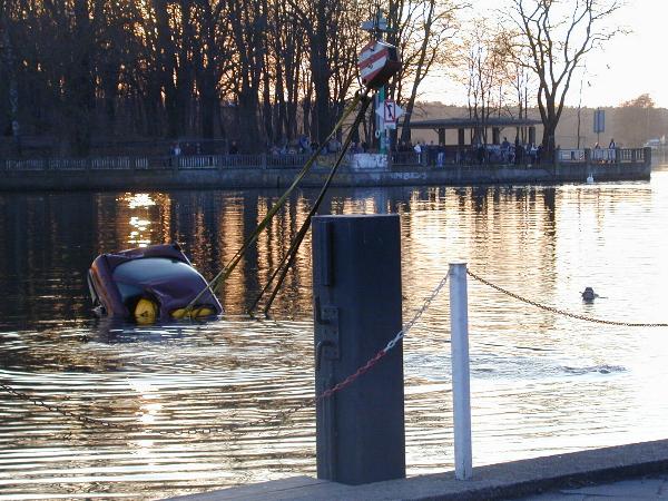 Bergung eines Autos am Spreetunnel