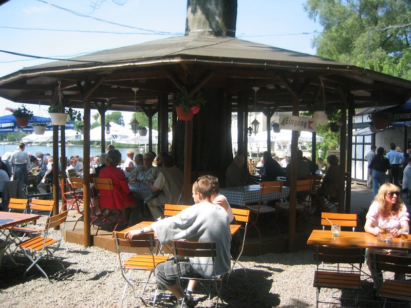 Holzpavillon an der alten Buche