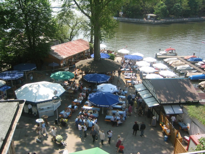 Blick von oben auf den Biergarten