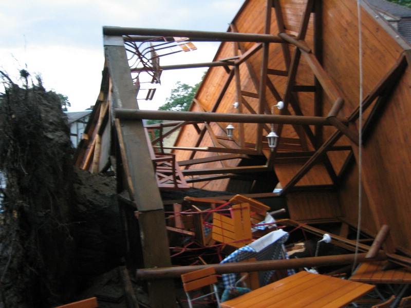 vom Sturm zerstrter Holzpavillon