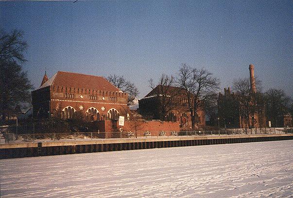 Blick auf altes Wasserwerk vom vereisten Mggelsee