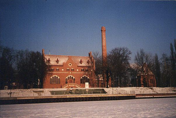 Blick auf altes Wasserwerk vom vereisten Mggelsee